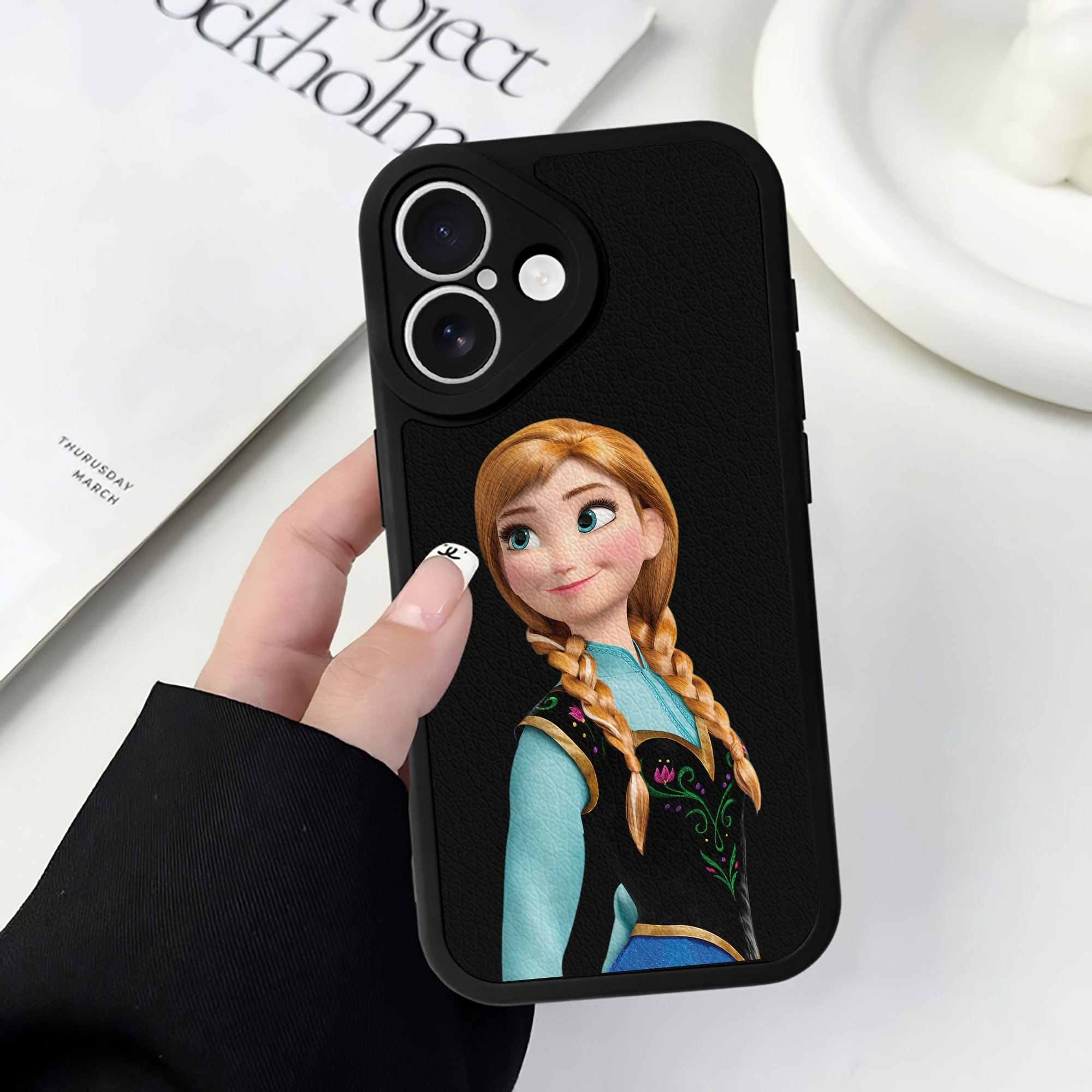 （画像用） アナと雪の女王 アンナ エルサ Frozen Anna Elsa 【iPhone 16シリーズ対応】シリコンスマホケース（レザー調） 材質：シリコン